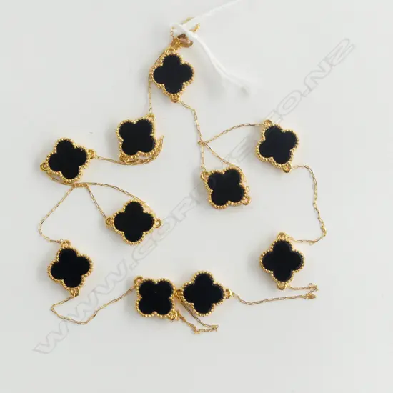 18CT GOLD AND ONYX CLOVER CHARM NECKLACE (in the manner of Van Cleef & Arpels) 4gms