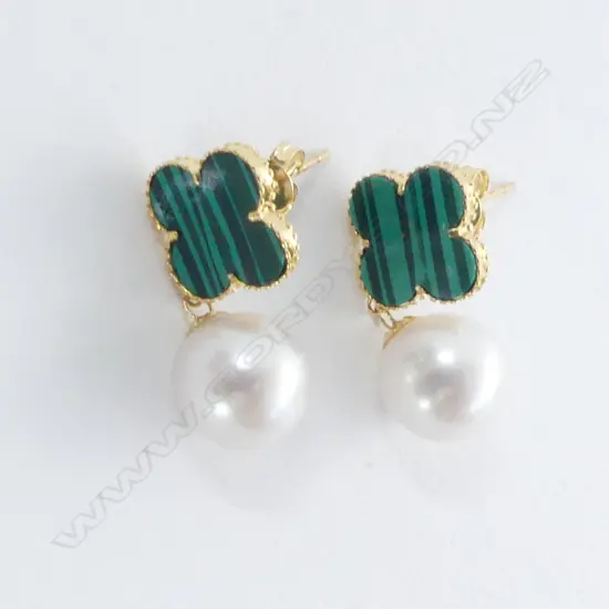 PAIR OF 18CT GOLD MALACITE AND PEARL EARRINGS 1.41gms 