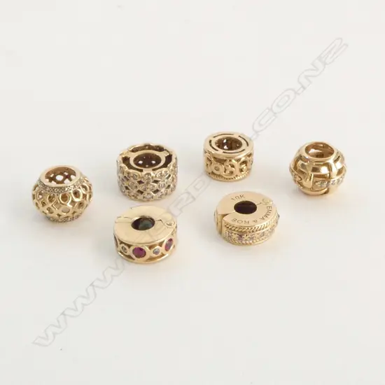 6 10CT CHARMS, 7.9grms