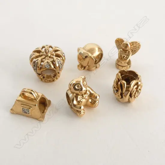 6 10CT CHARMS, 11grms