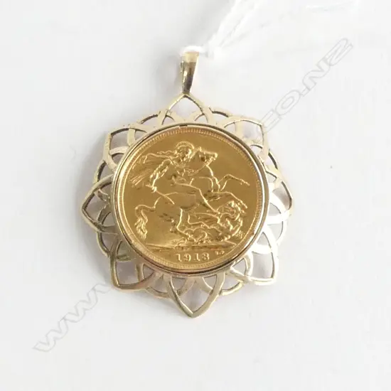 1913 ENGLISH MINT FULL GOLD SOVEREIGN in 9ct gold radiating mount 12.25gms (7.988 + 4.26)