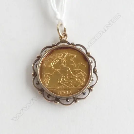 1911 GOLD HALF SOVEREIGN English mint in 9ct gold frame 6,3gms 