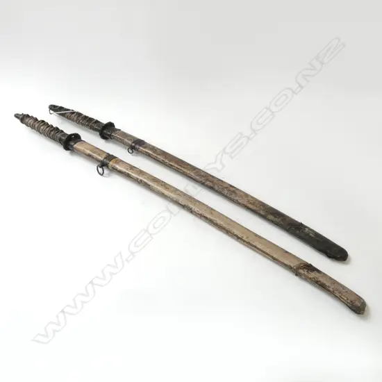 2 KATANA STYLE SWORDS IN LEATHER SCABBARDS L.930mm
