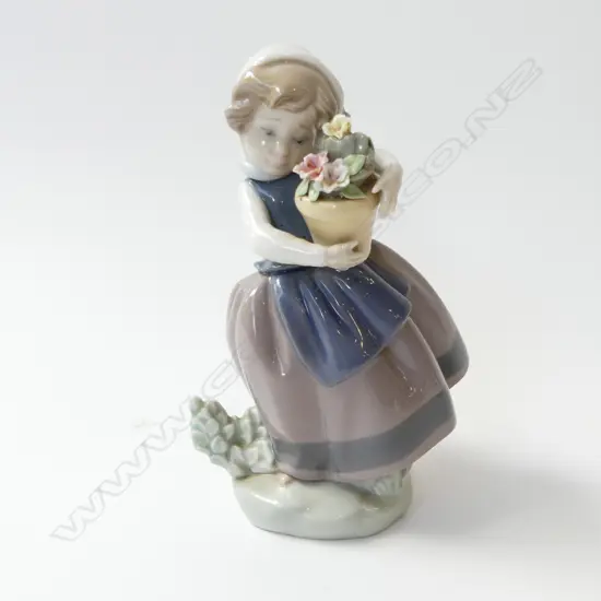 LLADRO FIGURE GIRL WITH FLOWERS H170MM