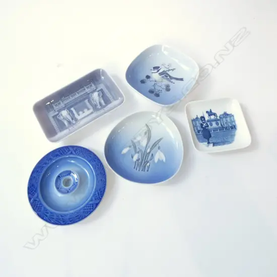 5 COPENHAGEN CHINA DISHES VARIOUS PATS LONGEST 130MM