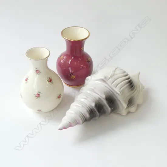 2 CROWN LYNN VASES H.155mm + CONCH SHELL L.300mm
