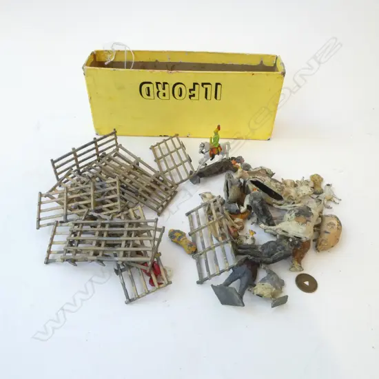 COLLECTION OF VINTAGE LEAD TOY ANIMALS FENCES ETC