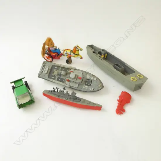 TRAY OF 6 VINTAGE TIN & PLASTIC TOYS L260MM LONGEST