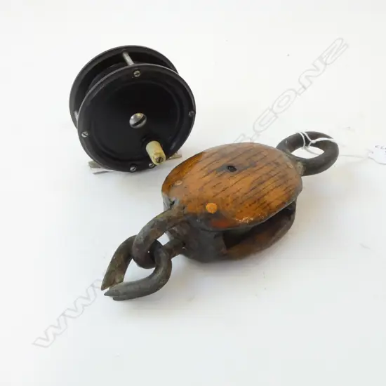 VINTAGE BAKERLITE ALLCOCKS AERIALITE FRESHWATER REEL DIA80 & WOODEN BOAT PULLEY L170MM