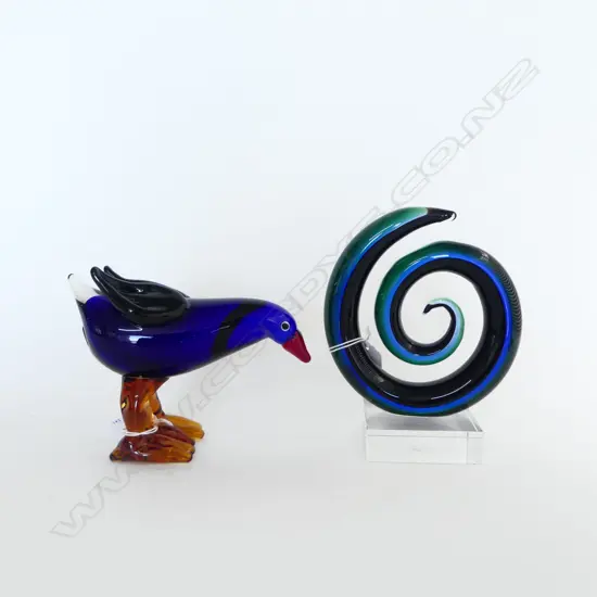 STUDIO GLASS KORU ON STAND H180MM & GLASS PUKEKO H130MM