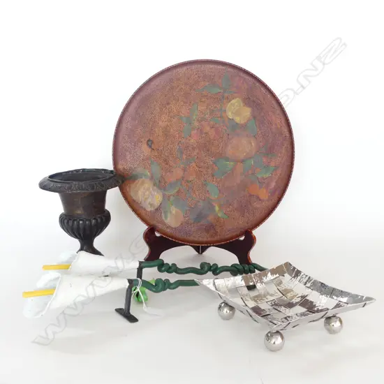 POKERWORK TRAY 400mm dia, METAL DISH, PR METAL LILIES L.520mm, METAL URN H.215mm