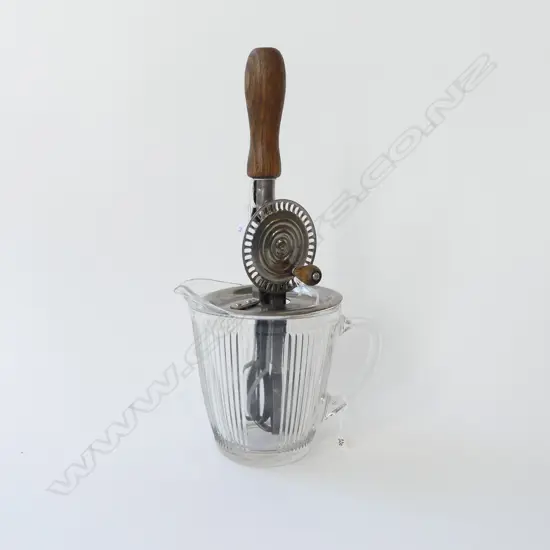 (2793/3210) VINTAGE HAND HELD MERRY WHIRL ON U.S. GLASS JUG