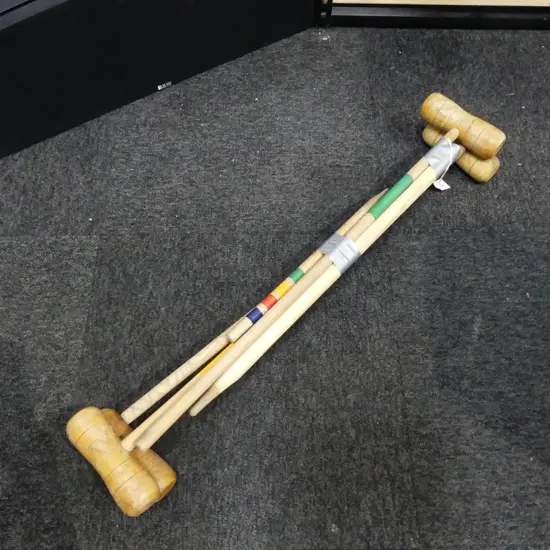 CROQUET LAWN GAMES SET; 4 MALLETS, 2 BATONS