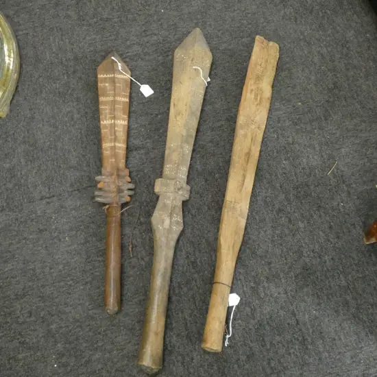 3 CARVED PACIFIC CLUBS L.860mm