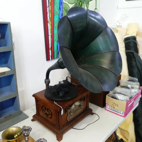 REPLICA GRAMOPHONE RADIO w. HORN