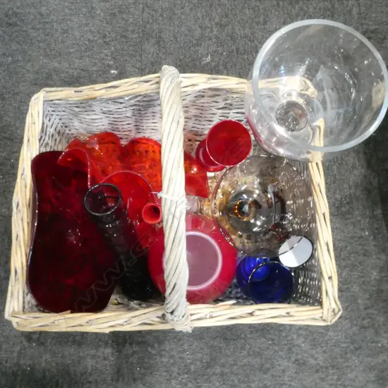 11 PCES OF GLASS & BASKET