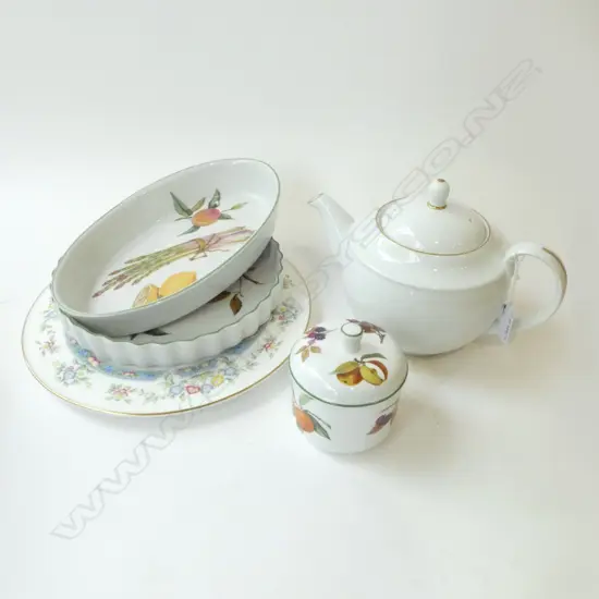 5 PCES ROYAL WORCESTER; MAYFIELD CAKE PLATE 280mm dia, CLASSIC GOLD TEAPOT, 3 EVESHAM VALE
