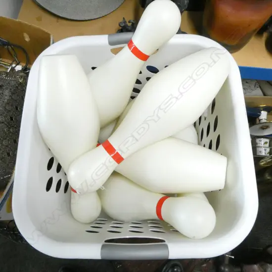 8 PLASTIC BOWLING PINS H.410mm