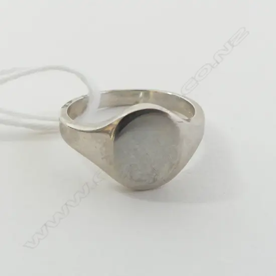 AS NEW SILVER SIGNET RING SIZE M1/2