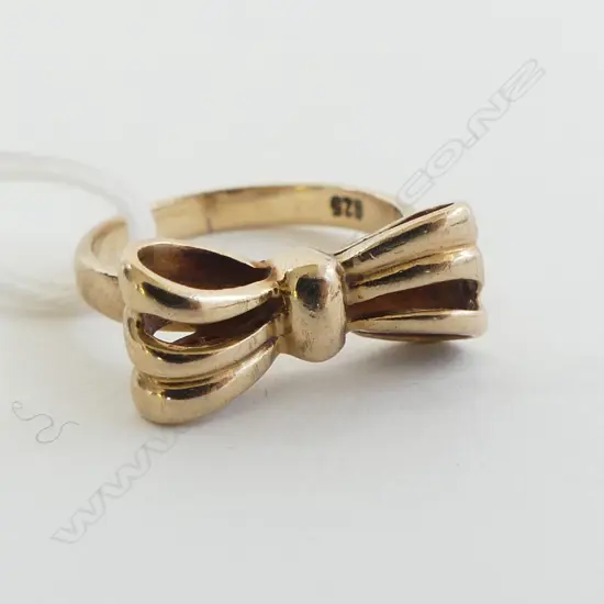 SILVER GILT BOW RING size H 1/2
