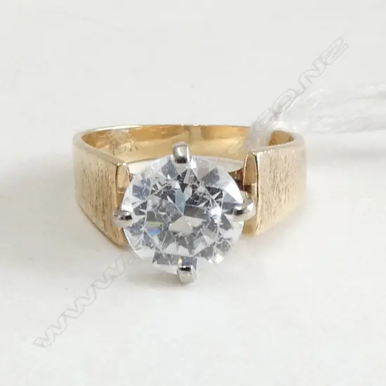 10ct Y/G SOLITAIRE RING w. CENTRAL CZ STONE 4.87gms SIZE L
