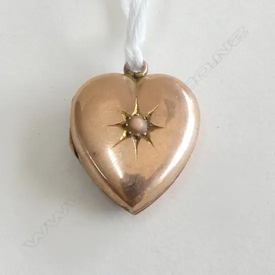 9ct GOLD LOCKET w. CORAL BEAD TO CENTER 2.21gms