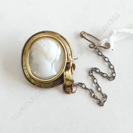 9ct GOLD VICTORIAN CAMEO BROOCH; Safety chain gold plate, 2.5gms