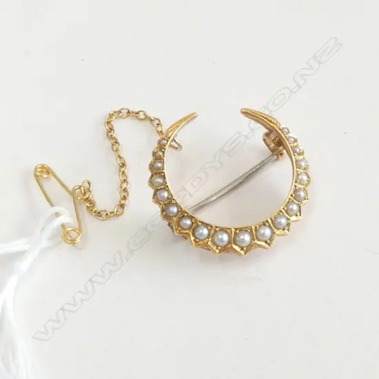 18ct GOLD VICTORIAN CRESCENT BROOCH SET WITH SEED PEARLS; Safety chain, 4.25gms
