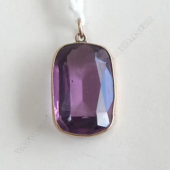 9ct GOLD & AMETHYST PENDANT 