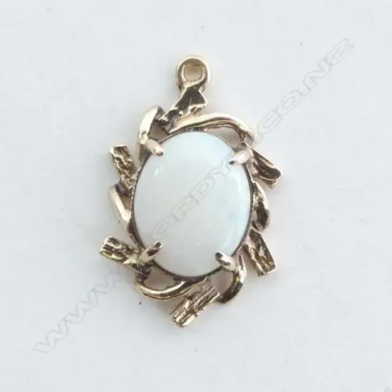 **RTV** 9ct OPAL PENDANT, 1.1gm
