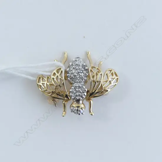 9ct yellow GOLD BEE BROOCH DIAMONDS TO BACK & HEAD 2.4gms