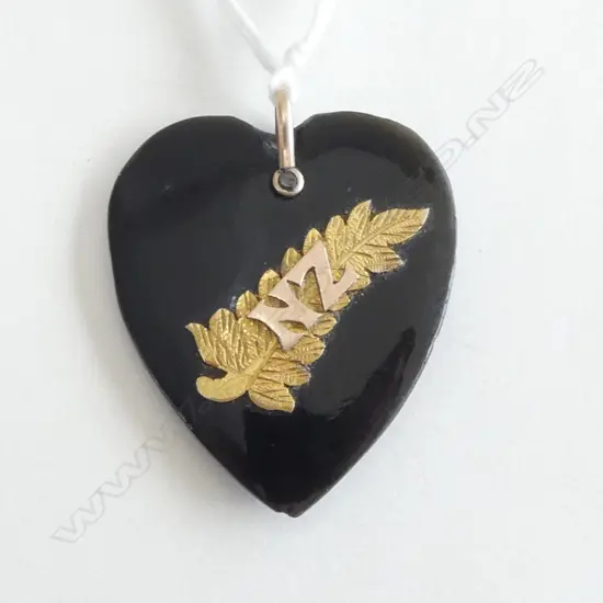 GOLD & ONYX N.Z. HEART PENDANT (SMALL CHIP)