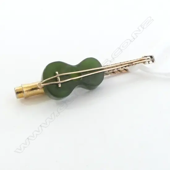 GOLD & GREENSTONE VIOLIN? BROOCH L.45mm 3.7grms