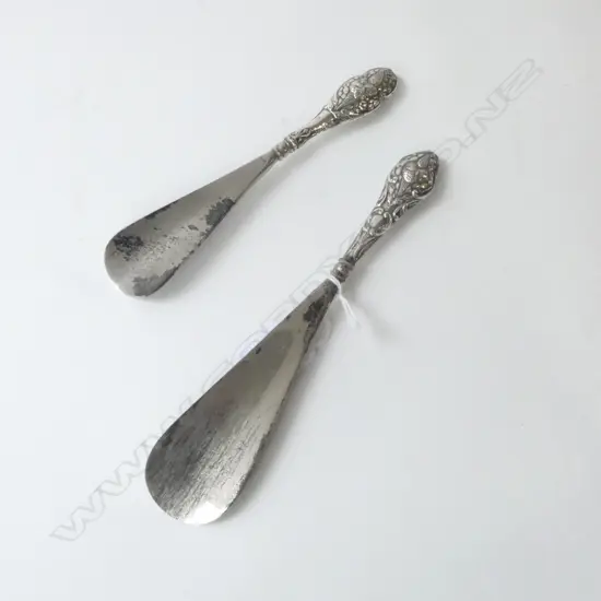 2 STG SILVER ‘ANGELS’ SHOE HORNS BIRMINGHAM 1907 & 1909, L.205MM L.170MM