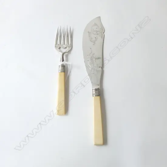 PAIR OF VICTORIAN IVORY HANDLE FISH SERVERS, L.320MM