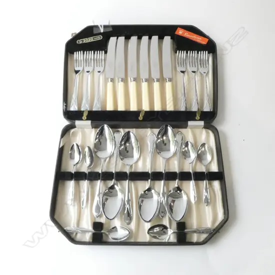 1950’S 24PC SHEFFIELD PICNIC CUTLERY SET WITH ‘BONE’ HANDLE KNIVES IN BOX  