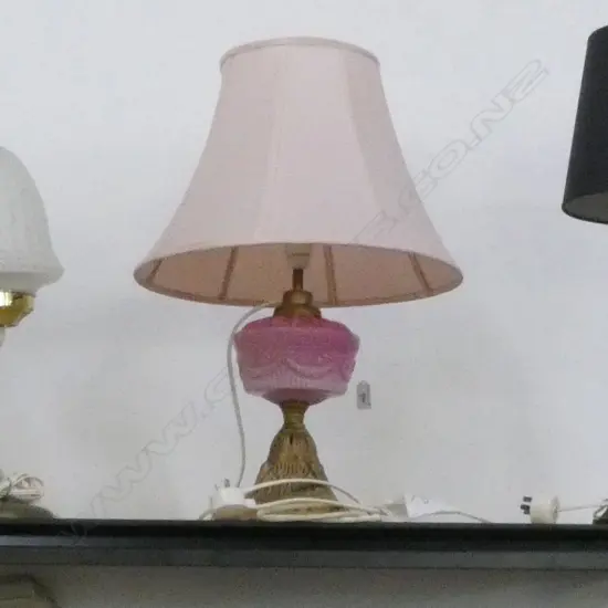 METAL & PINK GLASS TABLE LAMP