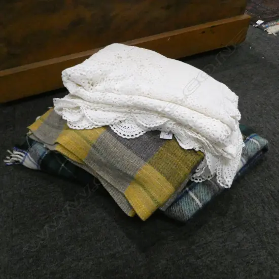 2 VINTAGE BLANKETS & CROCHET TABLE CLOTH 
