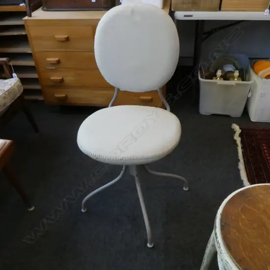 UPHOLSTERED OFFICE CHAIR