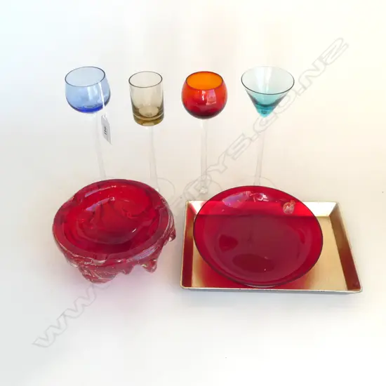 4 COLOURED GLASSES H.180mm, 2 RED GLASS BOWLS (1 HOLMEGAARD), GOLD TRAY W.205mm