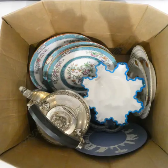 4 PCES WEDGWOOD, WHITE GLASS, etc