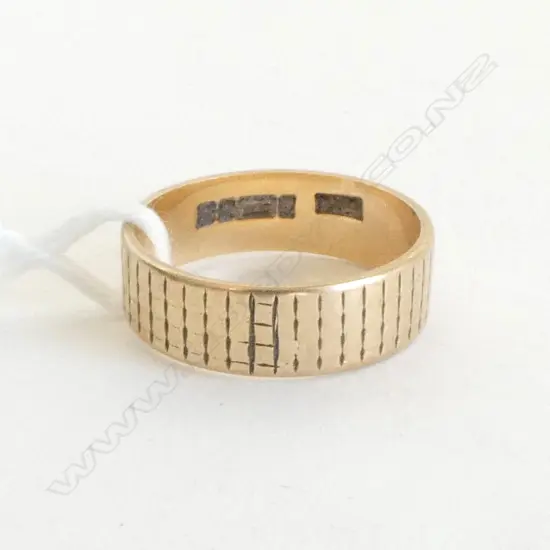 9ct GOLD BAND RING fine grid pattern 2.8gms SIZE L