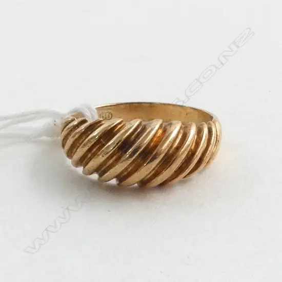9ct GOLD RIBBED DOME TOPPED RING 3.44gms SIZE P