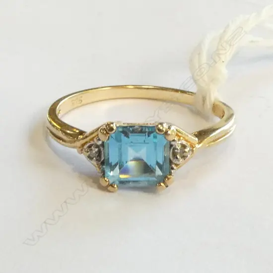 9CT YELLOW GOLD & BLUE TOPAZ RING w. 2 SMALL SHOULDER DIAMONDS SIZE O  1.7gms