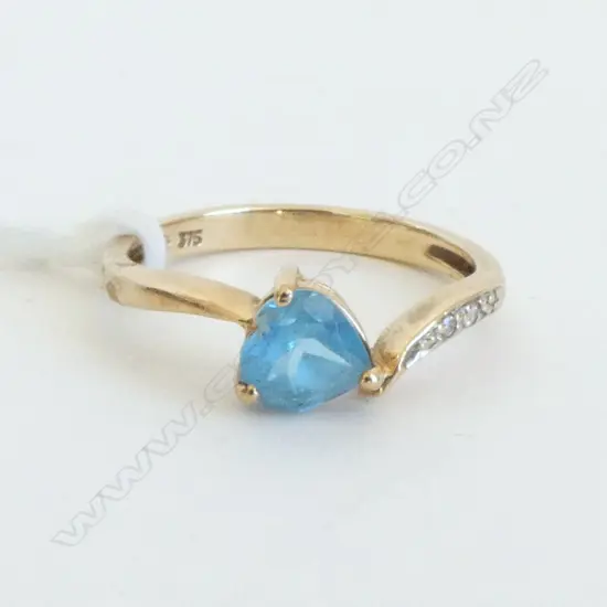9ct BLUE TOPAZ HEART SHAPED RING w. SHOULDER DIAMONDS, 2.1gm SIZE O