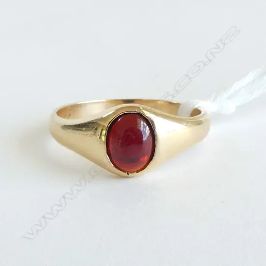 9ct GARNET CABOCHON SET RING, SIZE P, 3.1gm