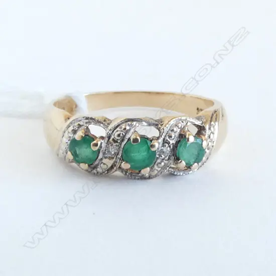 9ct EMERALD & DIAMOND RING, 2.6gm SIZE N
