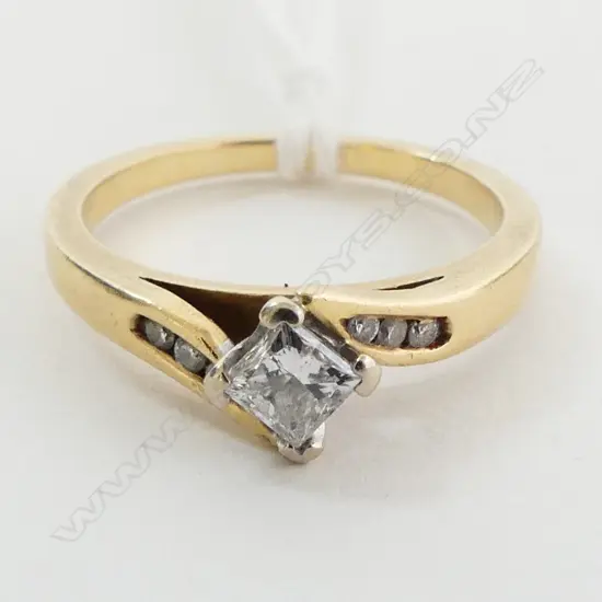 18CT PRINCESS CUT DIAMOND RING, 3.5grms SIZE  L 1/2