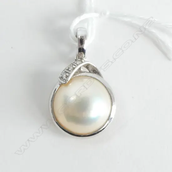 **RTV** 14ct WHITE GOLD, DIAMOND & PEARL MABE PENDANT, 3.6gm