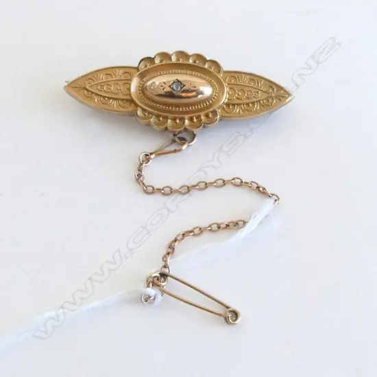 VICTORIAN 9ct GOLD & DIAMOND BROOCH glazed panel to reverse 4.6gms